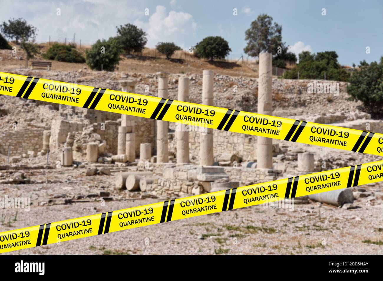 Nastri di segnalazione per il Coronavirus a rischio biologico contro le rovine del Santuario di Apollo Hylates. Limassol, Episkopi, Cipro. Quarantena. COVID pandemico mondiale Foto Stock