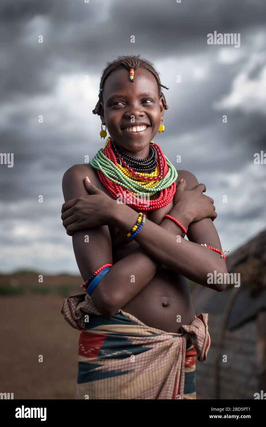 Una giovane donna non sposata è membro del gruppo etnico o della tribù di Dassanetch, Omorate, Etiopia meridionale. Foto Stock