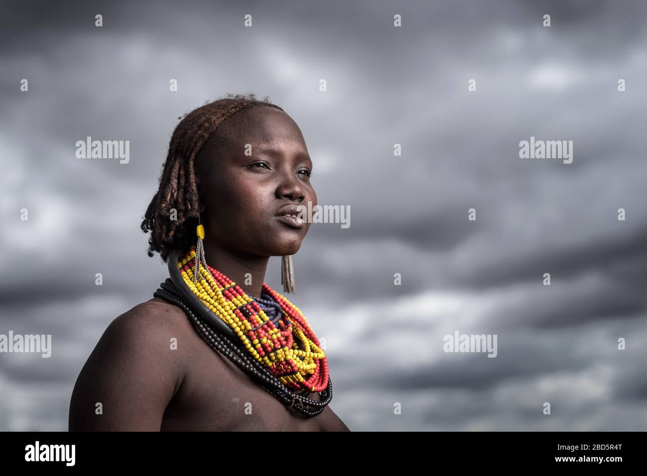 Una giovane donna sposata è membro del gruppo etnico o della tribù di Dassanetch, Omorate, Etiopia meridionale. Foto Stock