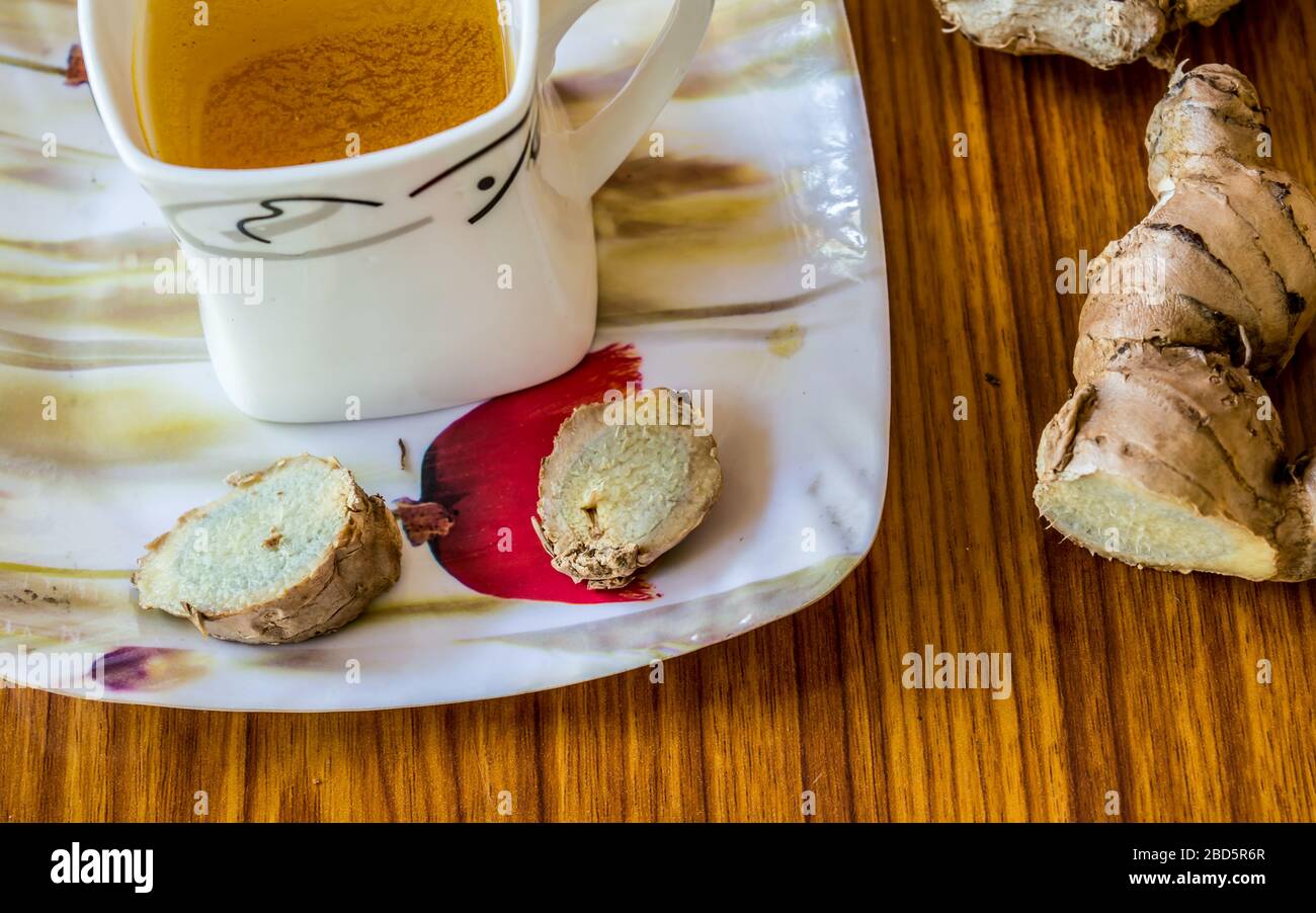 Tè allo zenzero Abrak Chai tè indiano speziato. Adrak Wali Chai. Tè allo zenzero a base di succo di limone, miele, acqua. Assistenza sanitaria e alimentazione medica suppl Foto Stock