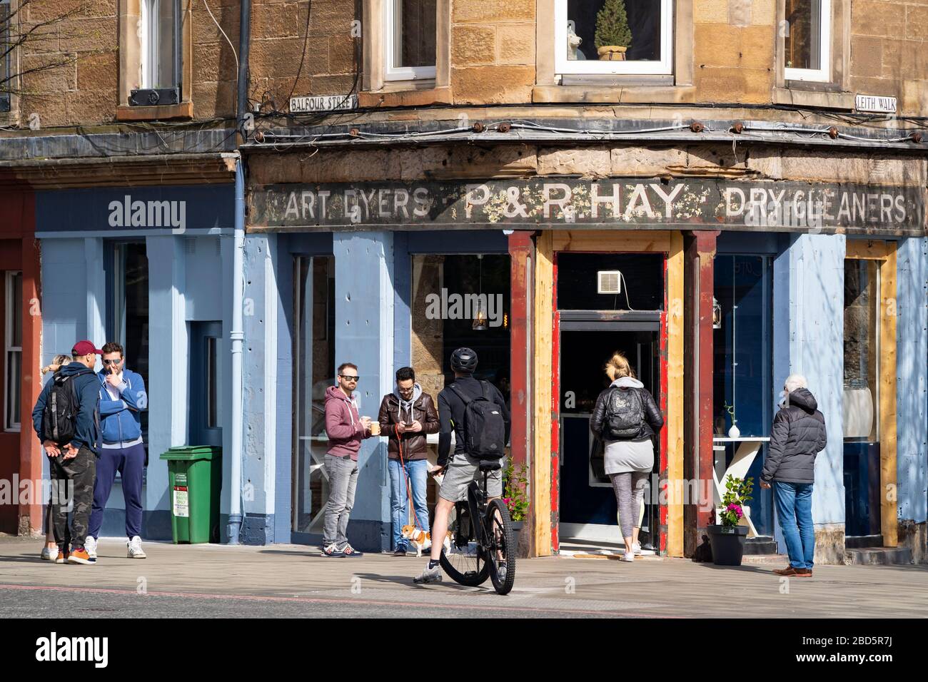 Leith, Edimburgo, Scozia, Regno Unito. 7 aprile 2020. Nella terza settimana della vita nazionale di blocco del coronavirus a Leith continua anche se le strade sono per lo più deserte e negozi chiusi. Nella foto, il Busy Cafe è ancora aperto sulla Leith Walk. Foto Stock