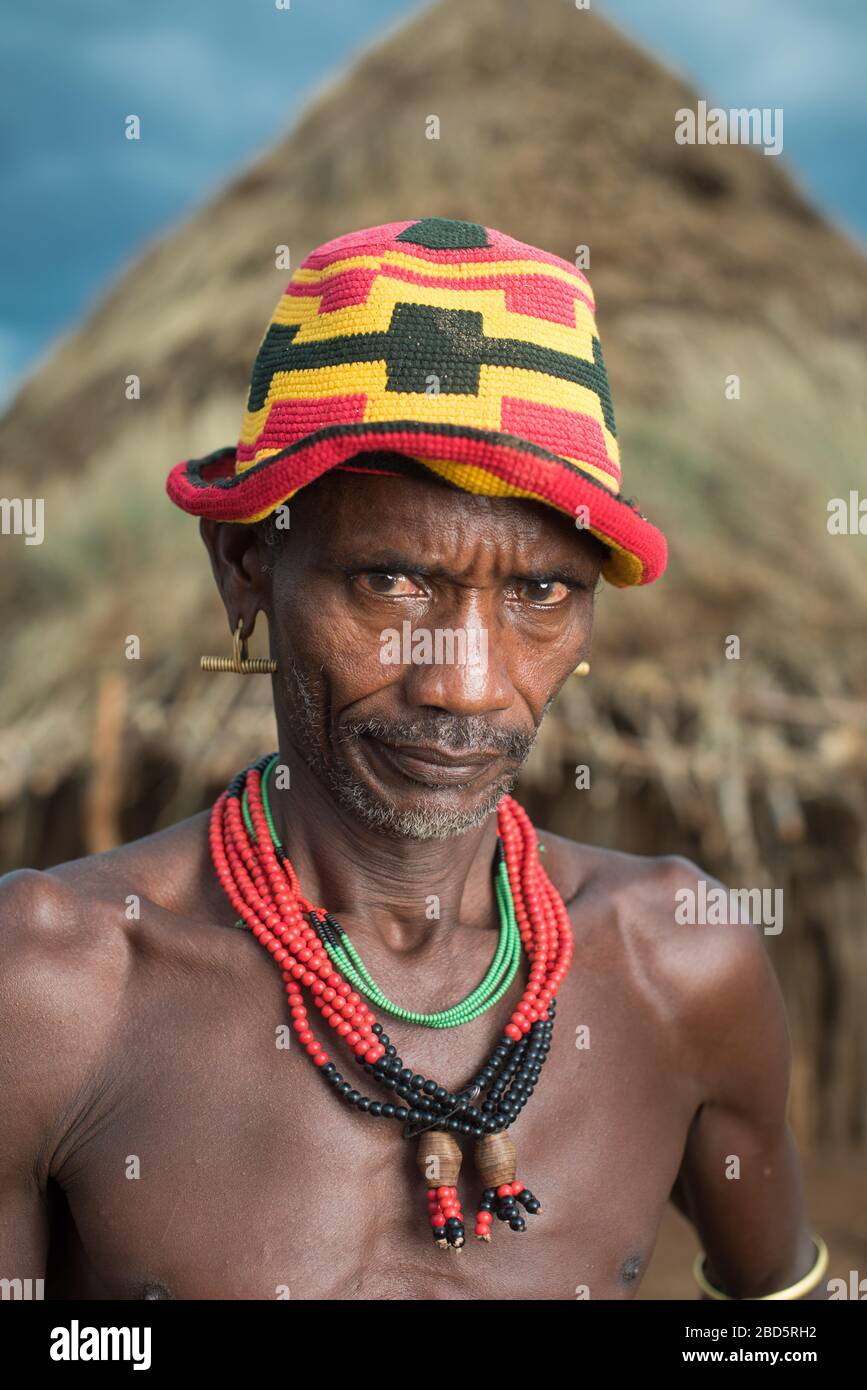 Orecchini in rame e cappellino a maglia, Kora Aska, tribù Hamer o gruppo etnico, villaggio Wagnerki, Tumi, Etiopia. Foto Stock