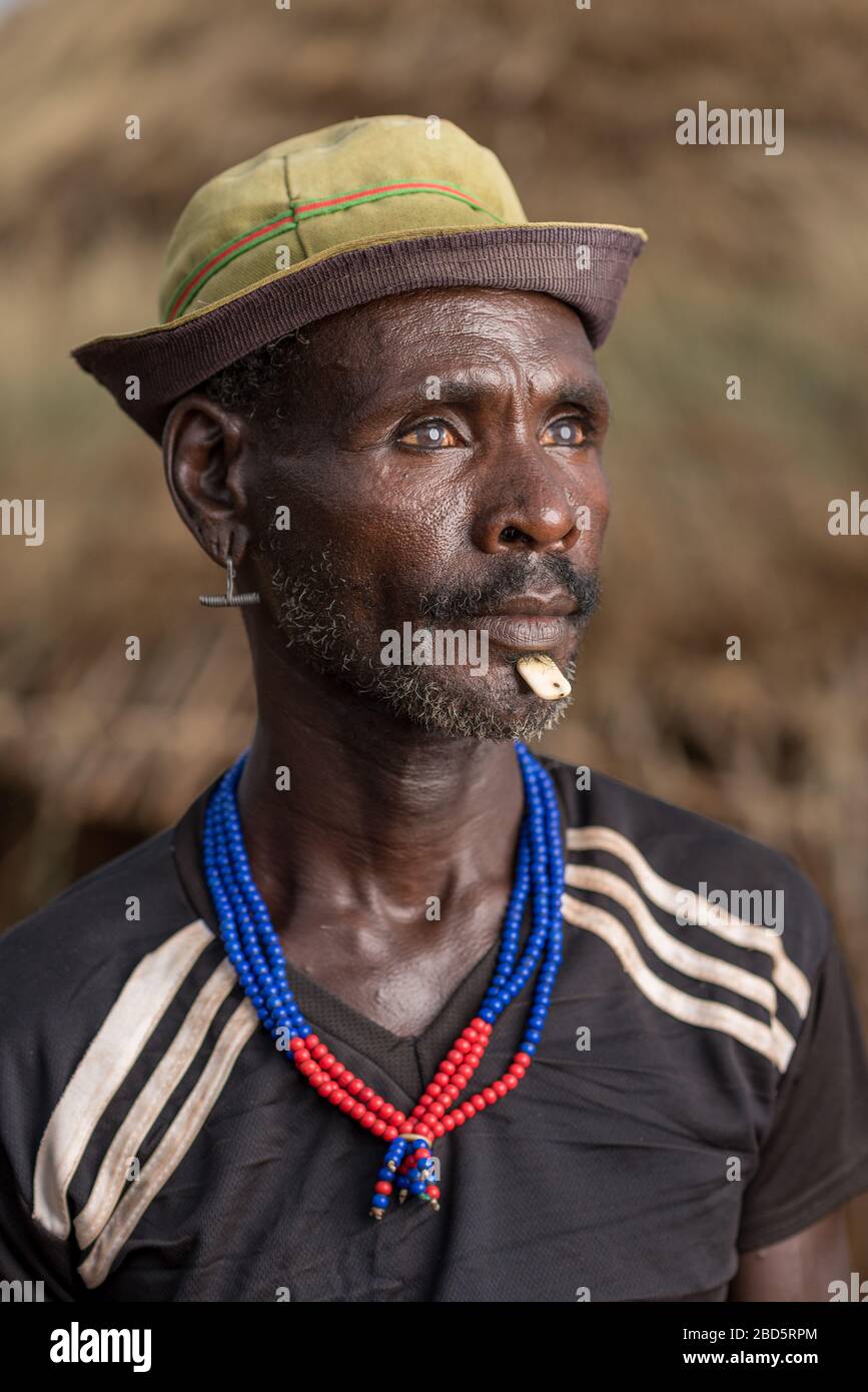 Indossare l'osso di porco di verruca attraverso il labbro inferiore, Jagi Galid, tribù Hamer o gruppo etnico, villaggio di Wagnerki, Tumi, Etiopia. Foto Stock