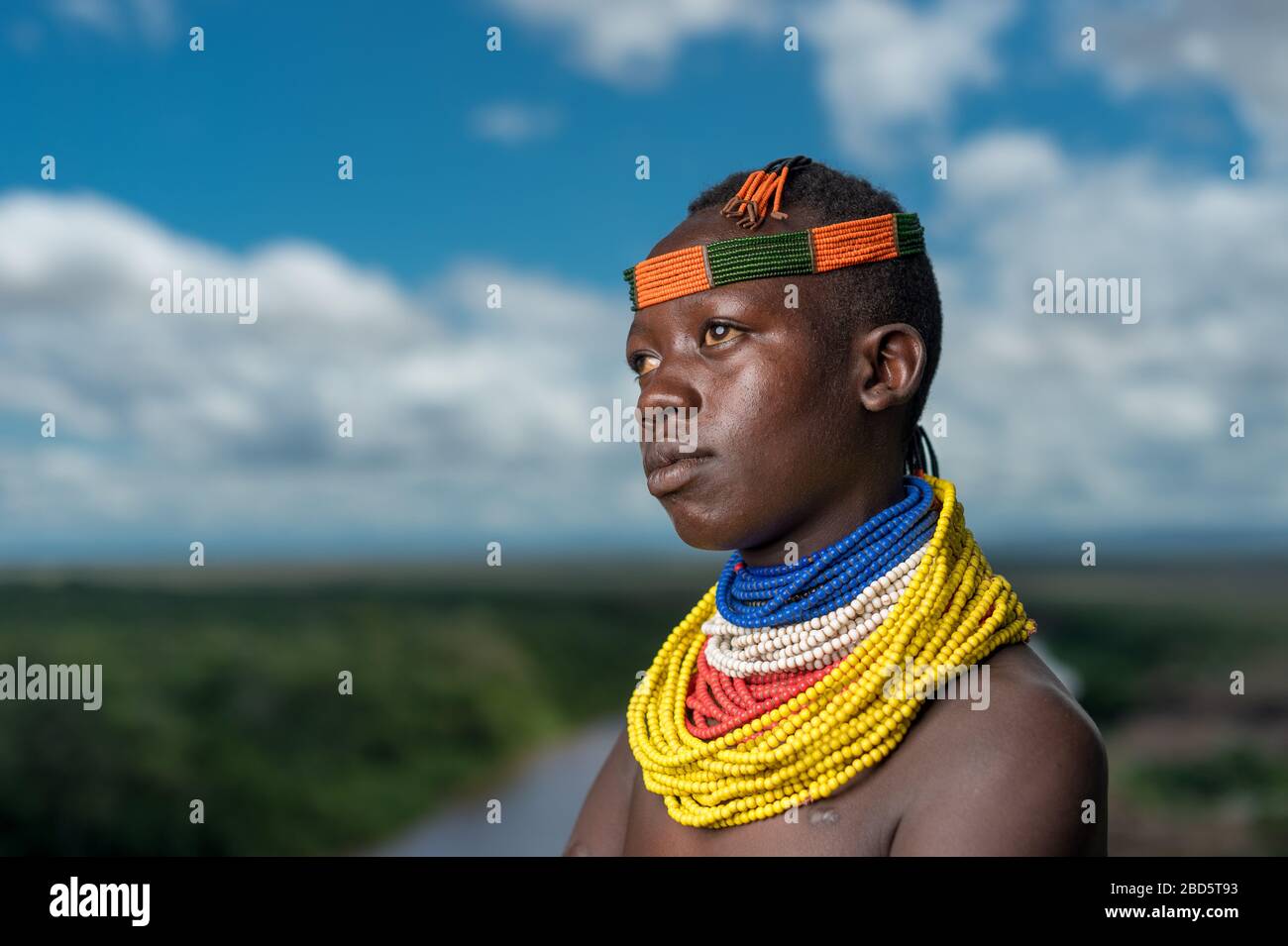Sopra il fiume Omo, una tribù di Karo o un membro del gruppo etnico indossa le sue perle più belle, Tumi, Etiopia. Foto Stock