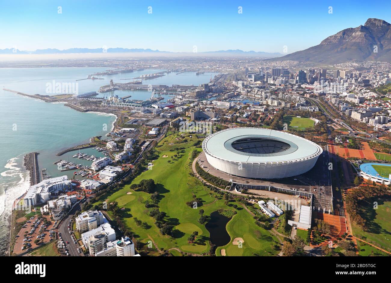 Foto aerea dello stadio di Città del Capo 2010, del porto e della Table Mountain Foto Stock