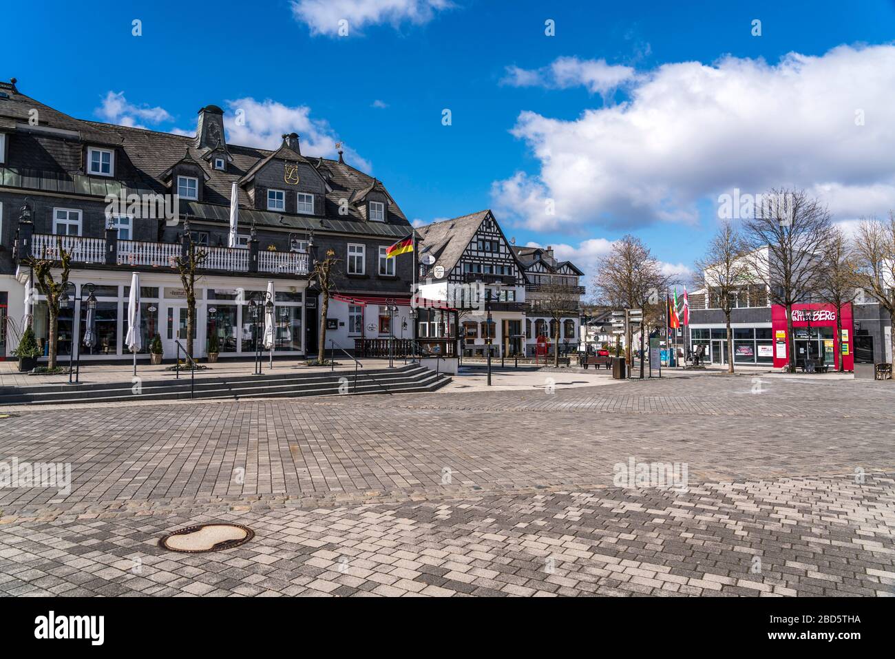 Der menschenleere Marktplatz in Winterberg, Sauerland, Nordrhein-Westfalen, Deutschland | la piazza deserted del mercato in Winterberg, Sauerland, No Foto Stock