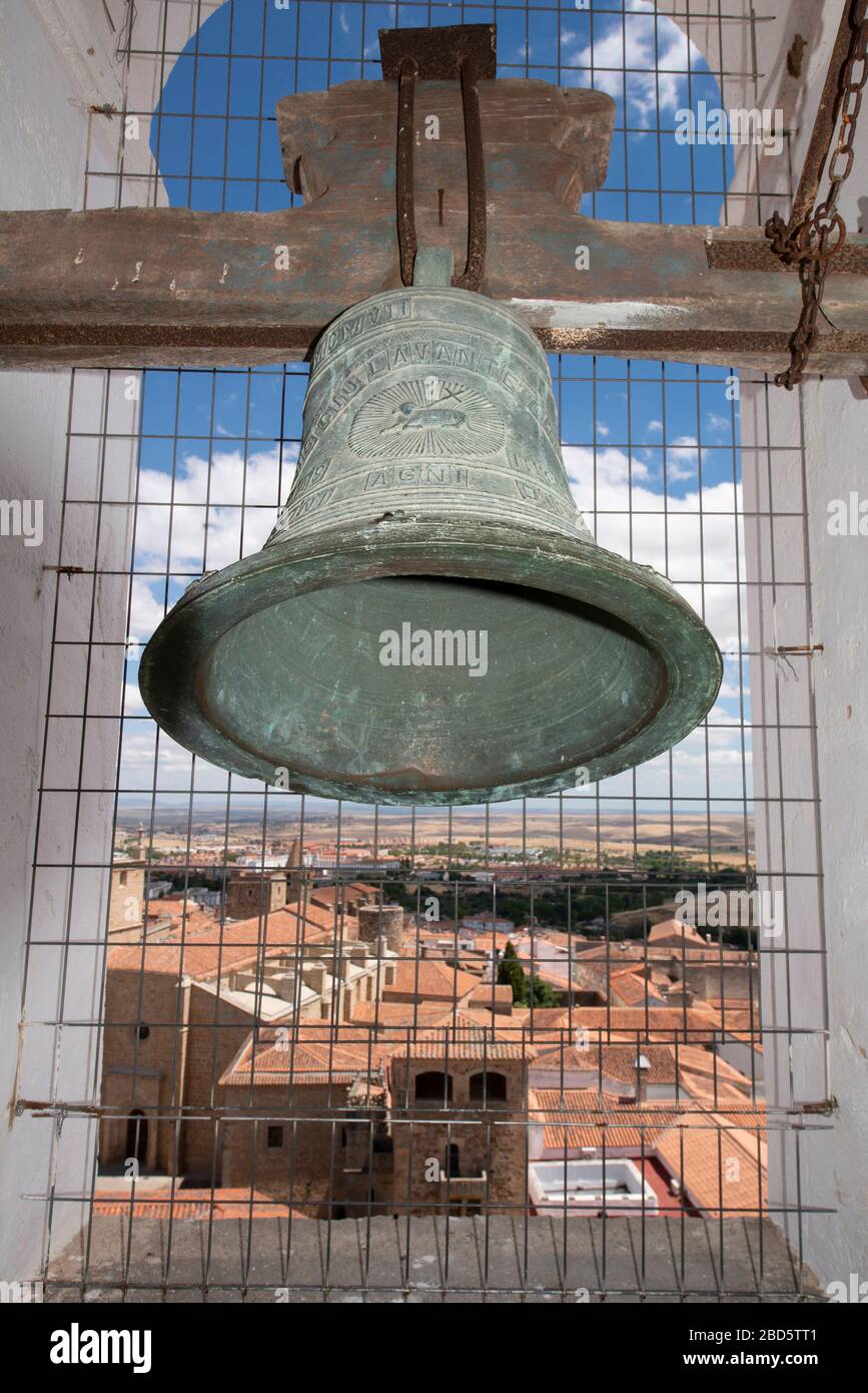 Campana in campanile, Chiesa di San Francisco Javier, Plaza de San Jorge, Cáceres, Estremadura, Spagna, Europa Foto Stock