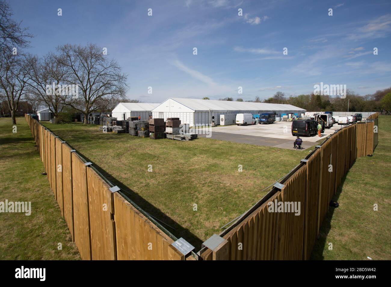 Manor Park, Londra, Regno Unito. 7 aprile 2020. Continuano i lavori per la costruzione di un morgue temporaneo a Manor Park, a est di Londra, a causa dell'epidemia di coronavirus. Credit: Marcin Nowak/Alamy Live News Foto Stock