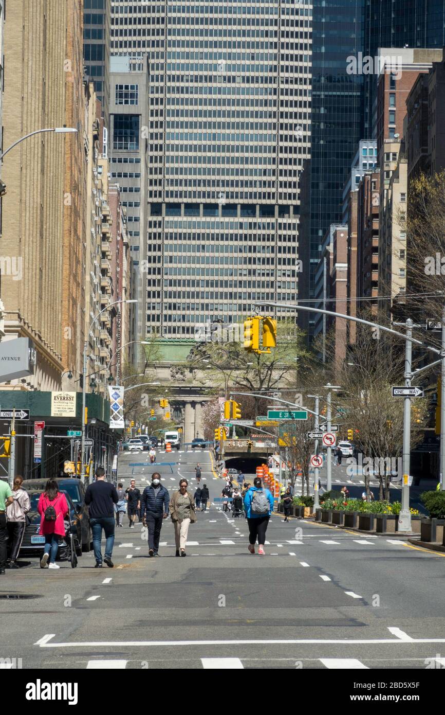 Park Avenue a Murray Hill è quasi vuoto di traffico a causa della pandemia COVID-19, New York City, USA Foto Stock