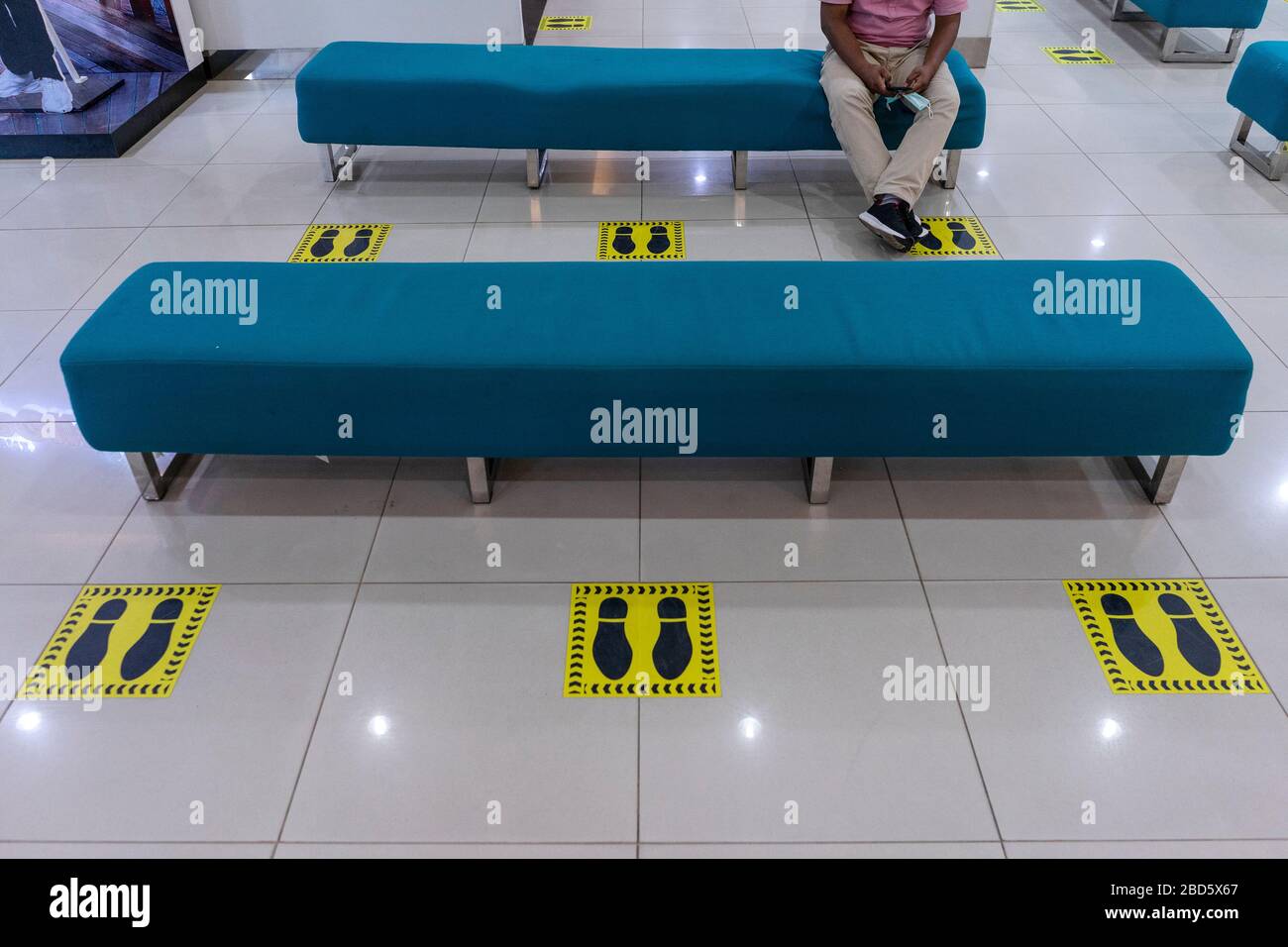 Un cliente siede secondo il segno di distanza sociale applicato ad una banca come misura preventiva contro la diffusione di Coronavirus in Lhokseumawe.il governo indonesiano ha emesso regolamenti governativi su grandi restrizioni sociali e decisioni presidenziali riguardo lo stato di emergenza di salute pubblica perché i cittadini in Indonesia che sono positivi Con COVID-19 continua a crescere. Le ultime relazioni confermato positivo di coronavirus in Indonesia diventano 2,738 casi con 221 morti. Foto Stock