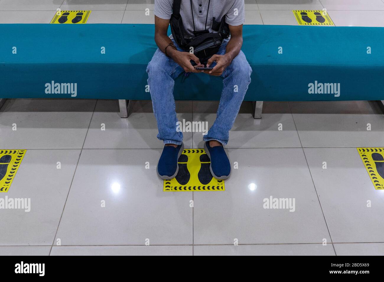 Un cliente siede secondo il segno di distanza sociale applicato ad una banca come misura preventiva contro la diffusione di Coronavirus in Lhokseumawe.il governo indonesiano ha emesso regolamenti governativi su grandi restrizioni sociali e decisioni presidenziali riguardo lo stato di emergenza di salute pubblica perché i cittadini in Indonesia che sono positivi Con COVID-19 continua a crescere. Le ultime relazioni confermato positivo di coronavirus in Indonesia diventano 2,738 casi con 221 morti. Foto Stock