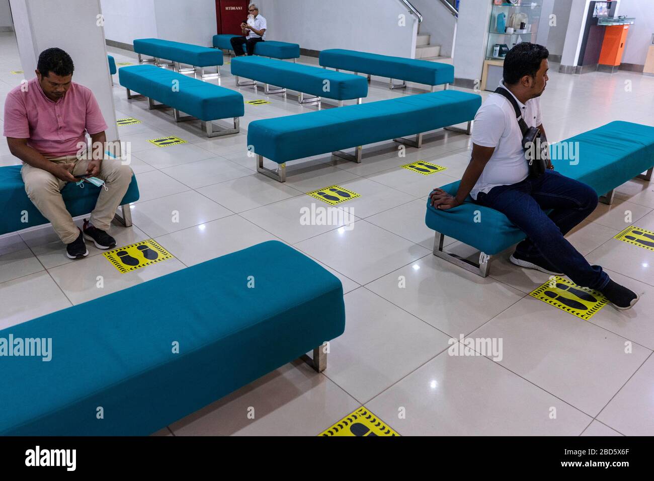 I clienti siedono secondo i segnali di distanza sociale applicati ad una banca come misura preventiva contro la diffusione di Coronavirus in Lhokseumawe.il governo indonesiano ha emesso regolamenti governativi sulle restrizioni sociali su larga scala e le decisioni presidenziali per quanto riguarda lo stato delle emergenze di salute pubblica perché i cittadini in Indonesia che sono positivi con COVID-19 continua a crescere. Le ultime relazioni confermato positivo di coronavirus in Indonesia diventano 2,738 casi con 221 morti. Foto Stock