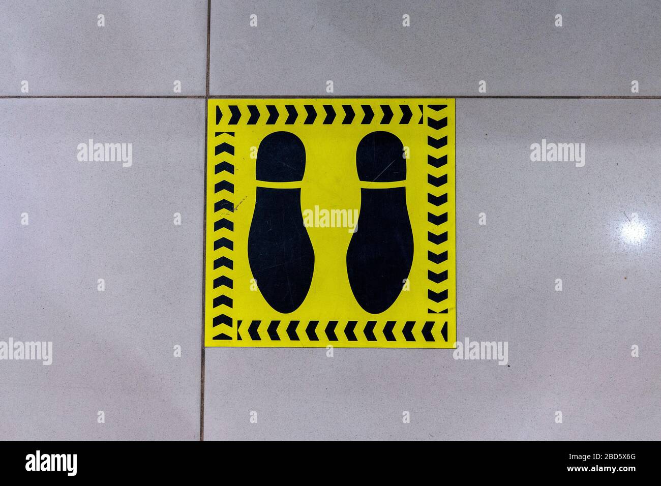 Vista di un segno di distanza sociale al piano di una banca a Lhokseumawe.il governo indonesiano ha emesso regolamenti governativi sulle restrizioni sociali su larga scala e le decisioni presidenziali in merito allo stato di emergenza di salute pubblica perché i cittadini in Indonesia che sono positivi con COVID-19 continuano a crescere. Le ultime relazioni confermato positivo di coronavirus in Indonesia diventano 2,738 casi con 221 morti. Foto Stock