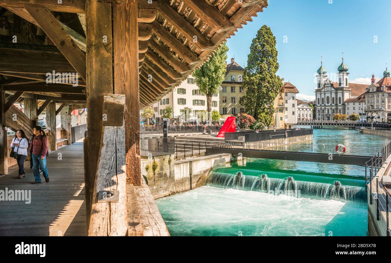 Diga di aghi nel fiume Reuss a Lucerna, vista dal Speuerbrücke, Svizzera Foto Stock