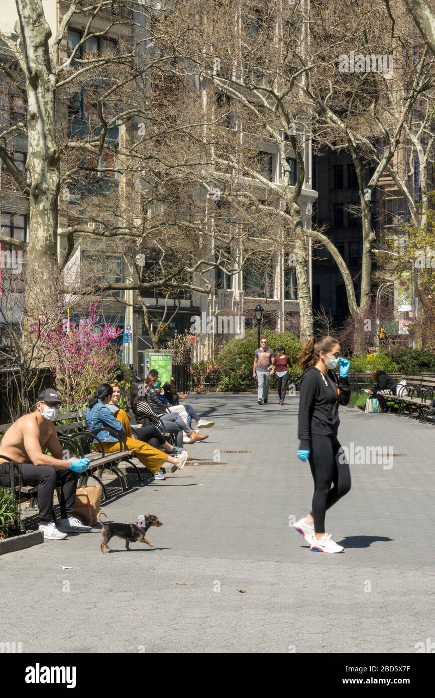 I newyorkesi praticano le distanze sociali nel Madison Square Park in un pomeriggio soleggiato, New York City, USA Foto Stock