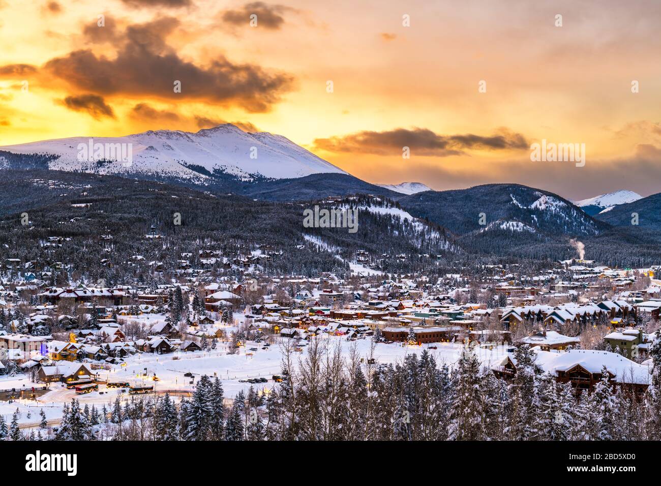 Breckenridge, Colorado, Stati Uniti d'America lo skyline della città in inverno all'alba. Foto Stock