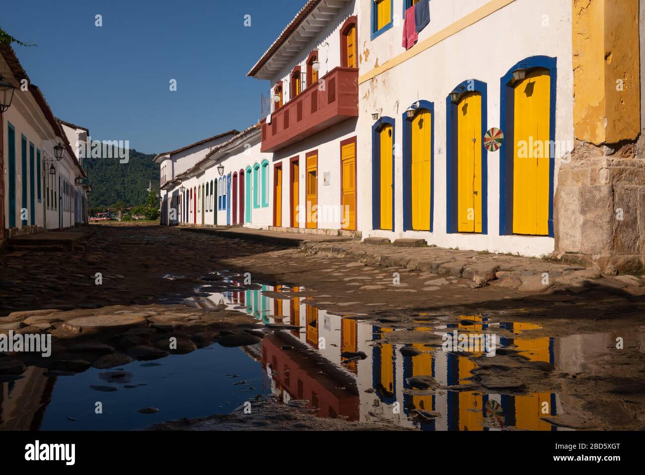 Via nel centro storico di Paraty, Rio de Janeiro, Brasile Foto Stock