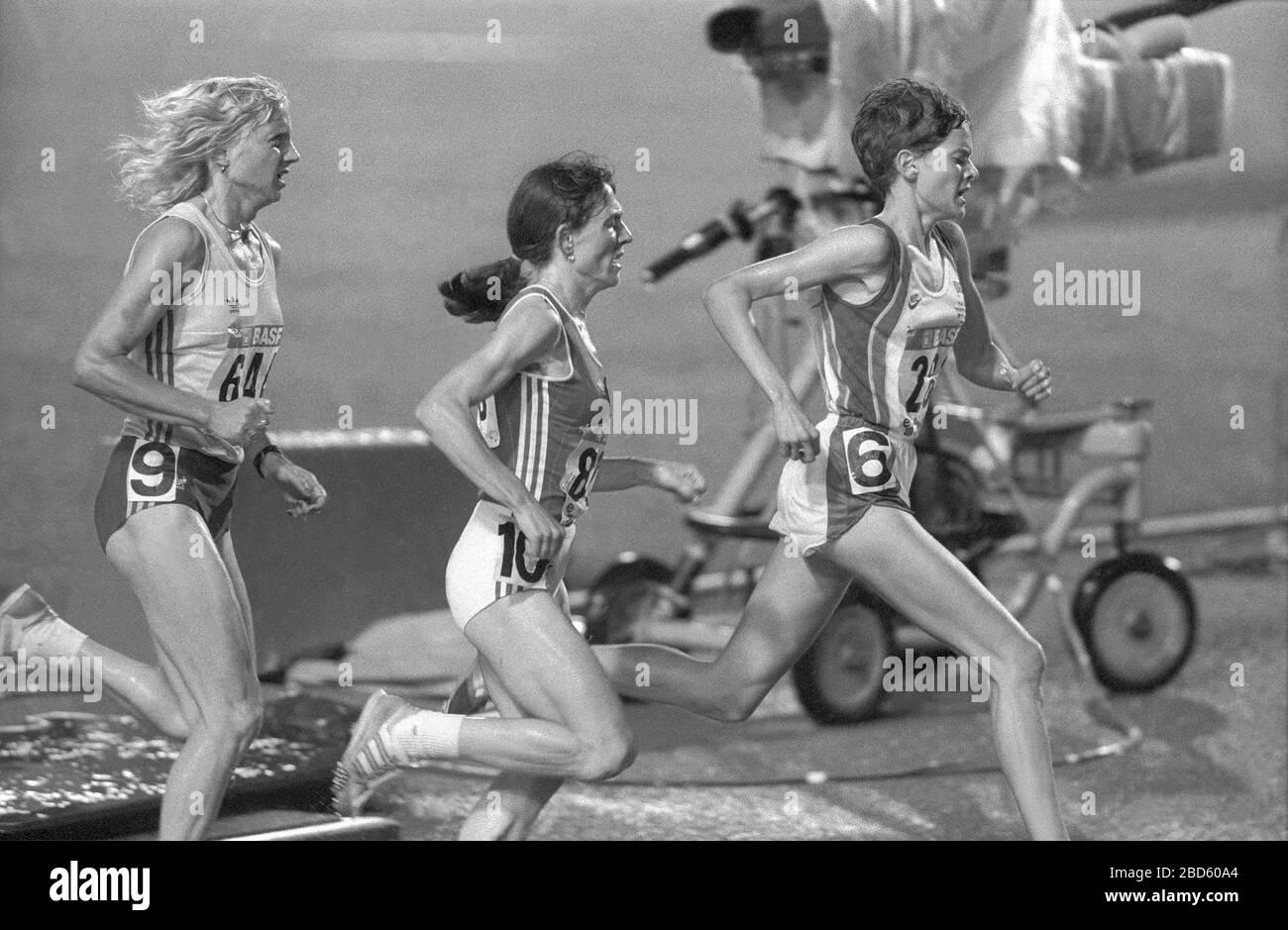 Il corridore britannico Yvonne Murray finlandese terzo in testa davanti ai sovietici Olga Bondarenko vincitore finale e Romanias Maricica Puica finlandese secondo Foto Stock
