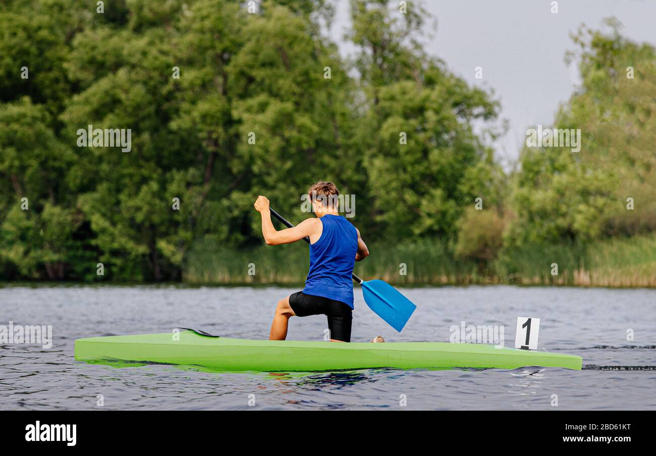 canoa single uomini pagaie sul lago in canoa sprint Foto Stock