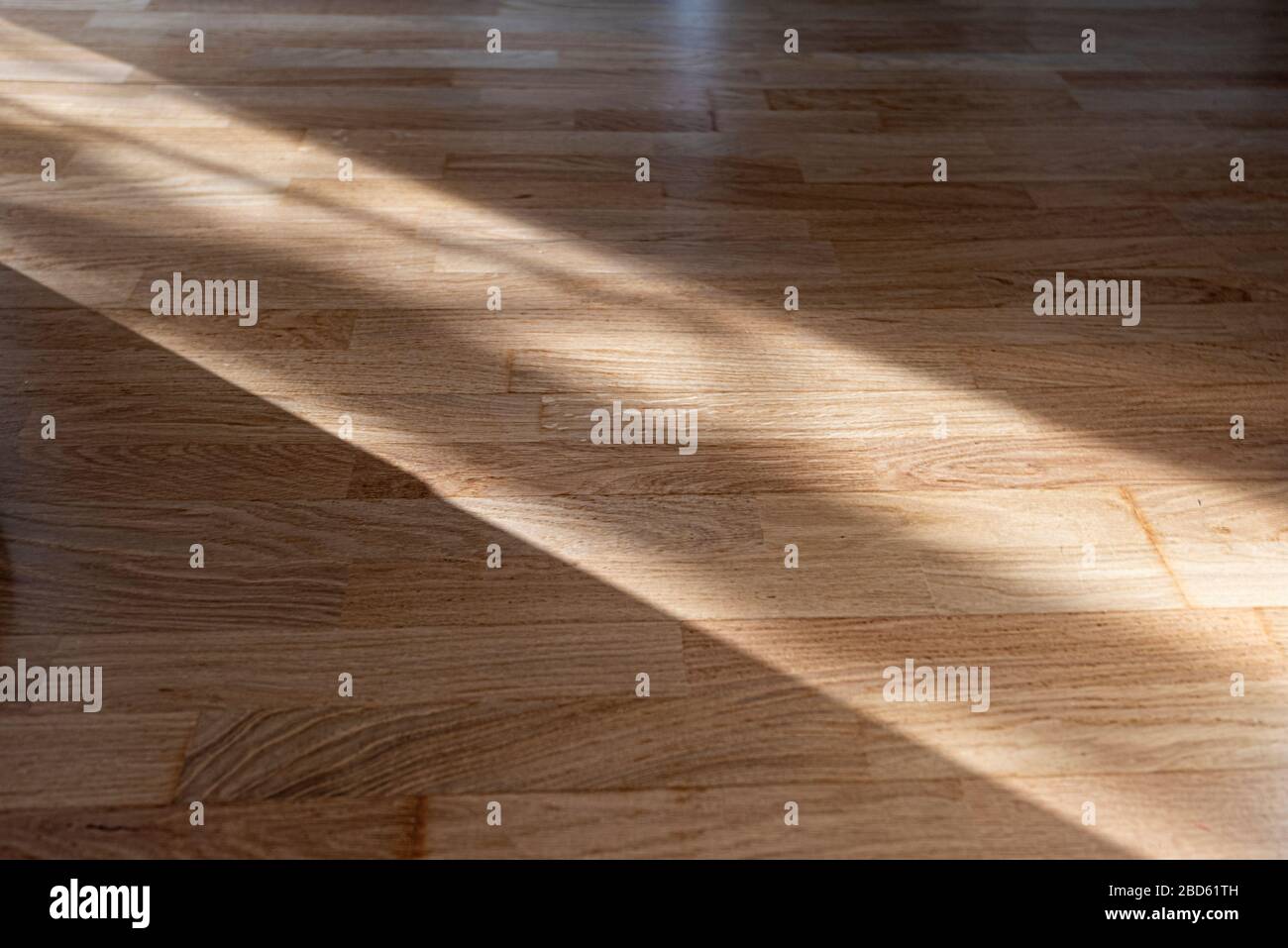 Raggi di sole o fascio su pavimento in legno, linee di luce del sole ombra su parquet, interni con luce del sole Foto Stock