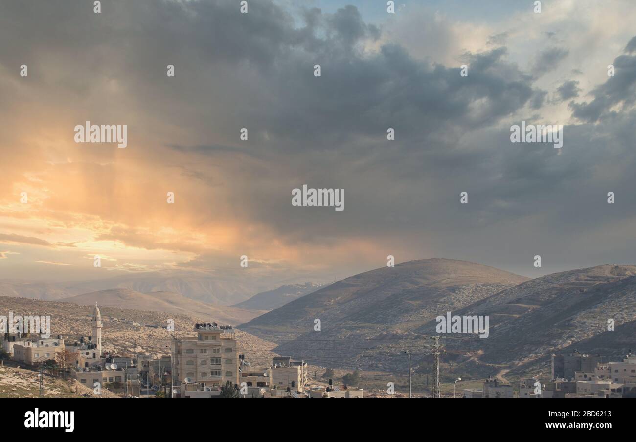 Al Zaim all'ombra di Gerusalemme si trova al Zaim, un villaggio ragionevolmente grande con abbondanza di negozi e affari. Foto Stock