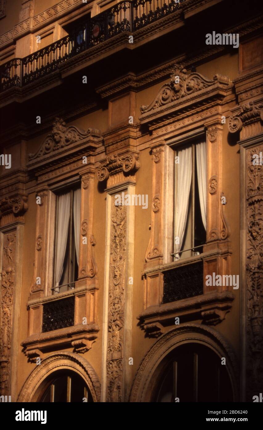 Milano, Italia finestre di appartamenti Foto Stock