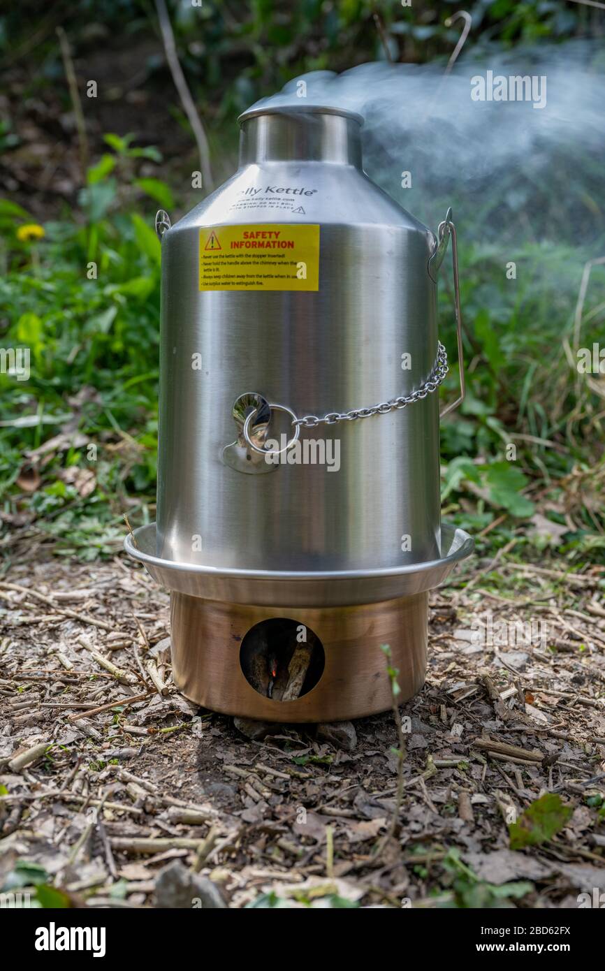 Bollitore Kelly, un bollitore a legna, in uso nella campagna inglese per  bollire l'acqua per una bevanda Foto stock - Alamy