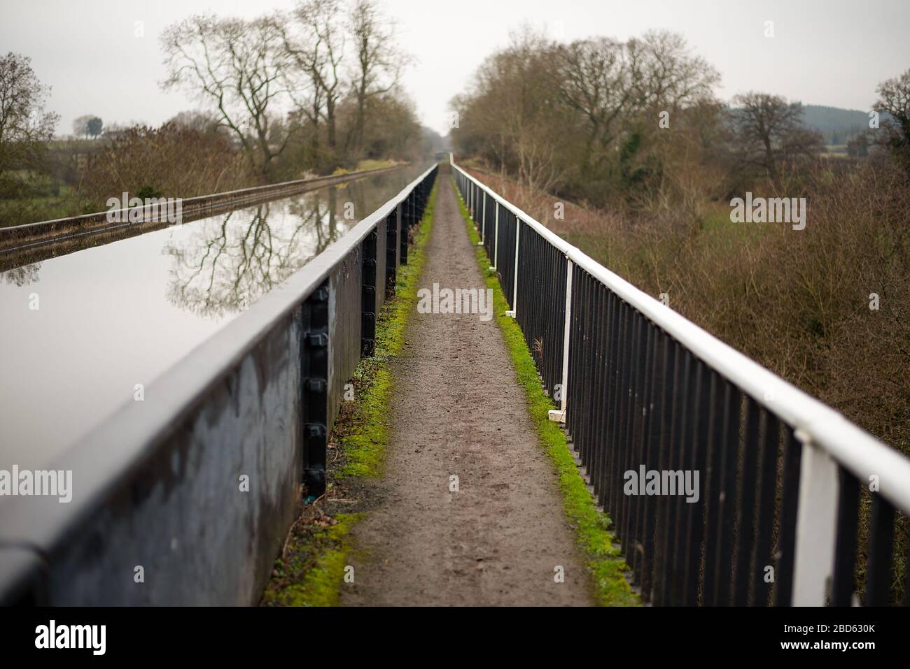 Il sentiero / sentiero lungo il lato dell'acquedotto di Edstone, l'acquedotto più lungo in Inghilterra sul canale di Stratford upon Avon. Foto Stock