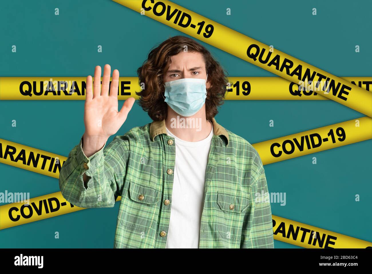 Uscita COVID-19. Teenager che indossa la maschera medica e fa IL gesto DI ARRESTO. Collage con nastro DI QUARANTENA giallo Foto Stock