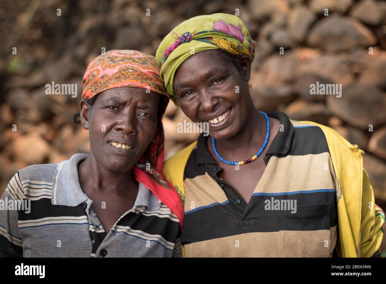 Due amici in viaggio per il mercato, membri del gruppo etnico o tribù Konso, villaggio Gamole, Abra Minch, Etiopia. Foto Stock