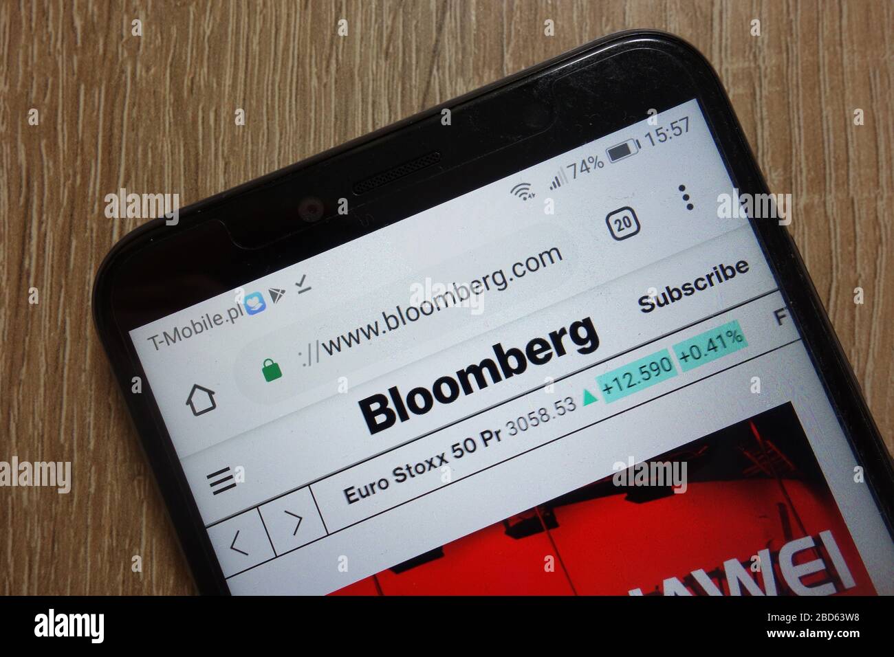 Sito Web Bloomberg L.P. (www.bloomberg.com) visualizzato sullo smartphone Foto Stock