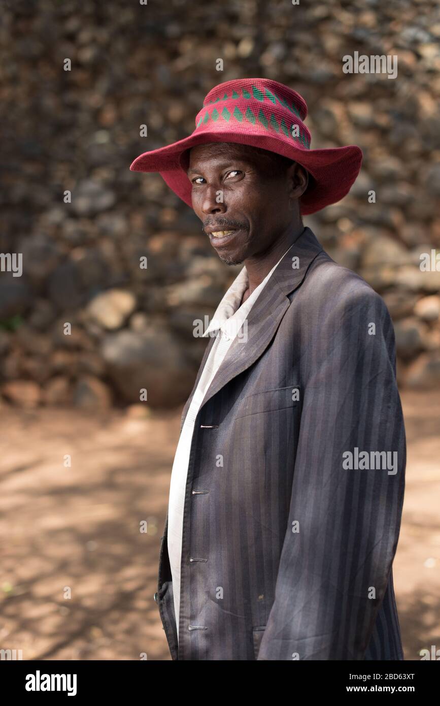 Uomo vestito con cappello a maglia a mano e cappotto di muta, membro del gruppo etnico o tribù Konso, villaggio di Gamole, Abra Minch, Etiopia. Foto Stock