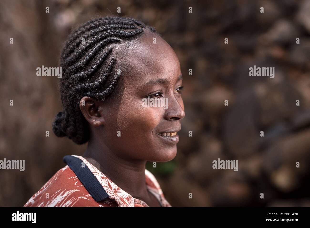 Una giovane donna fa una pausa per le sue attività quotidiane, membro del gruppo etnico o della tribù Konso, villaggio di Gamole, Abra Minch, Etiopia. Foto Stock