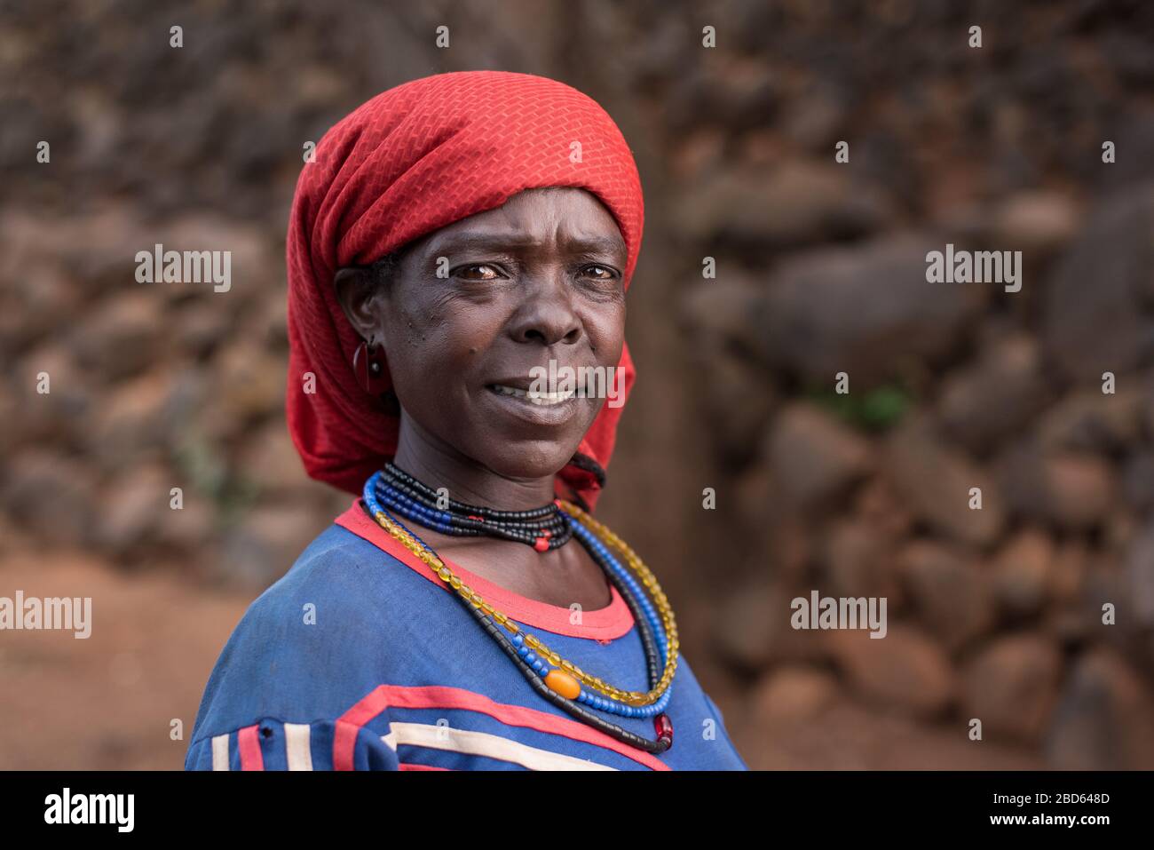 Donna indossa abiti tradizionali al mercato, membro del gruppo etnico o tribù Konso, villaggio Gamole, Abra Minch, Etiopia. Foto Stock