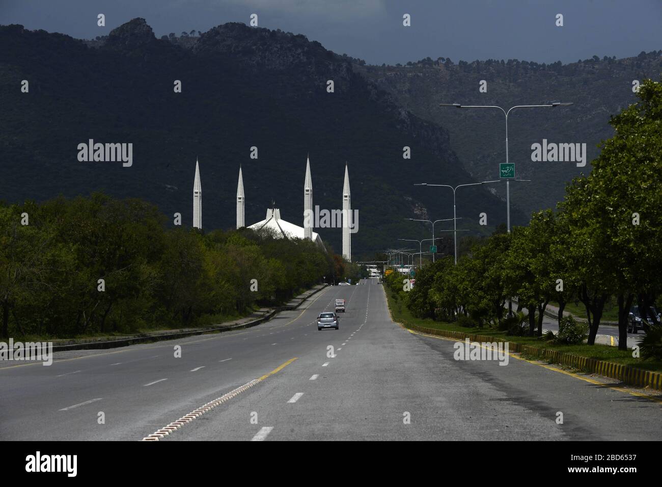 Islamabad, Pakistan. 7 Aprile 2020. Alcuni veicoli sono visti su una strada durante il blocco a Islamabad, Pakistan, il 7 aprile 2020. Credito: Ahmad Kamal/Xinhua/Alamy Live News Foto Stock