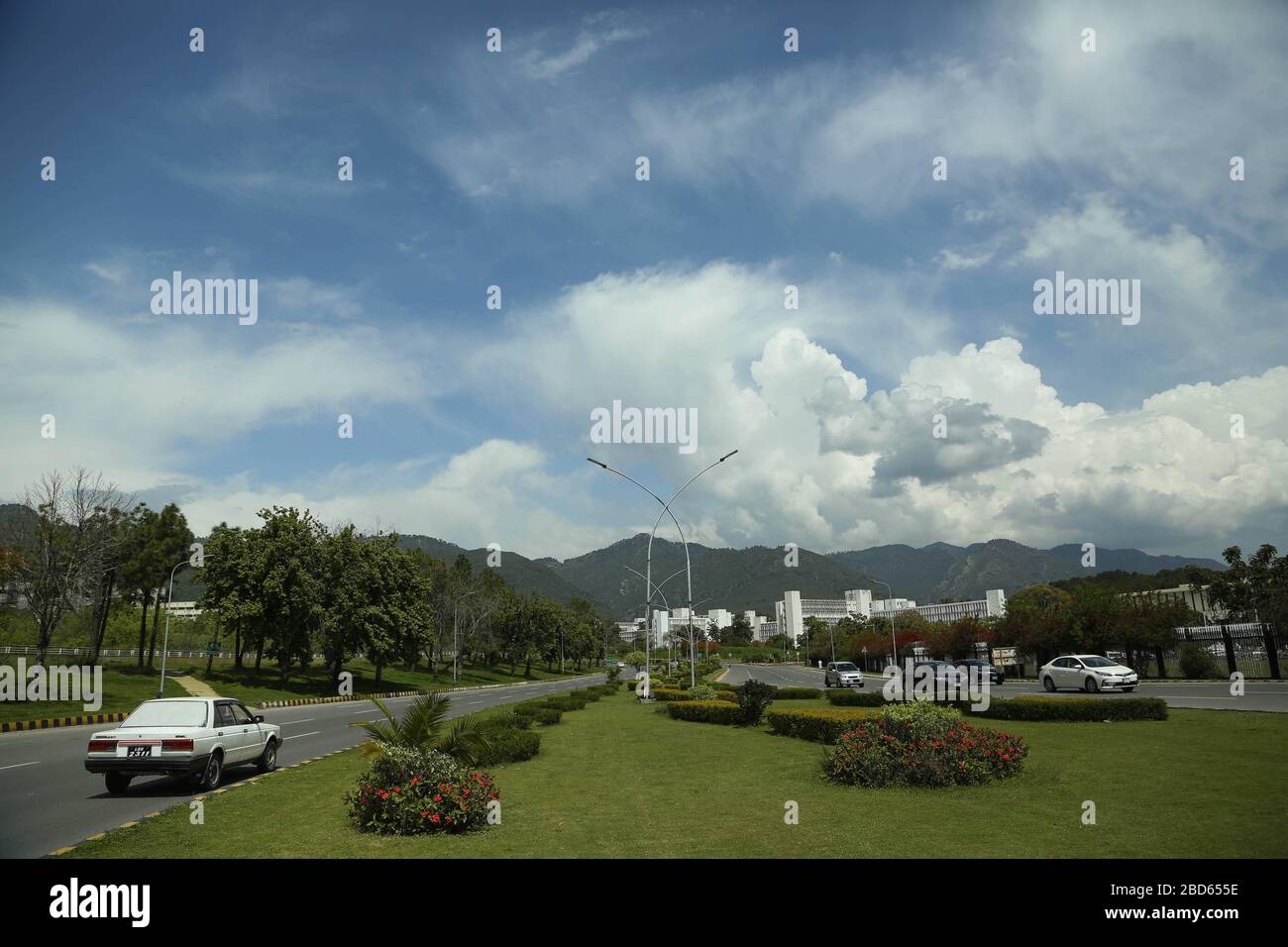 Islamabad, Pakistan. 7 Aprile 2020. Alcuni veicoli sono visti su una strada durante il blocco a Islamabad, Pakistan, il 7 aprile 2020. Credito: Ahmad Kamal/Xinhua/Alamy Live News Foto Stock