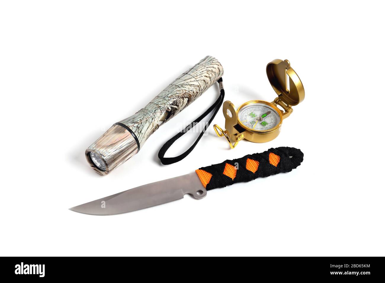 torcia e bussola a coltello da lancio su sfondo bianco da vicino Foto Stock