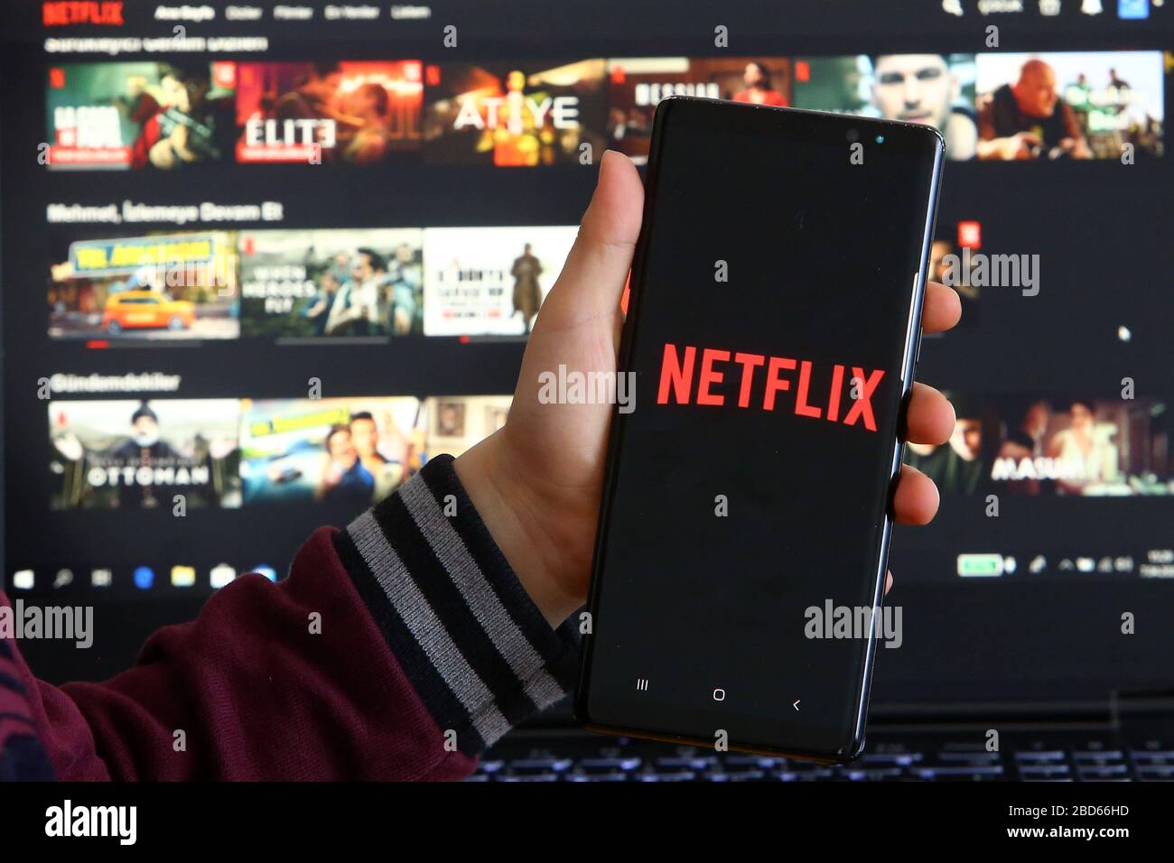 7 aprile 2020. I bambini utilizzano l'applicazione Neflix sulla TV. Netflix è un'azienda americana di intrattenimento specializzata in streaming media. Foto Stock