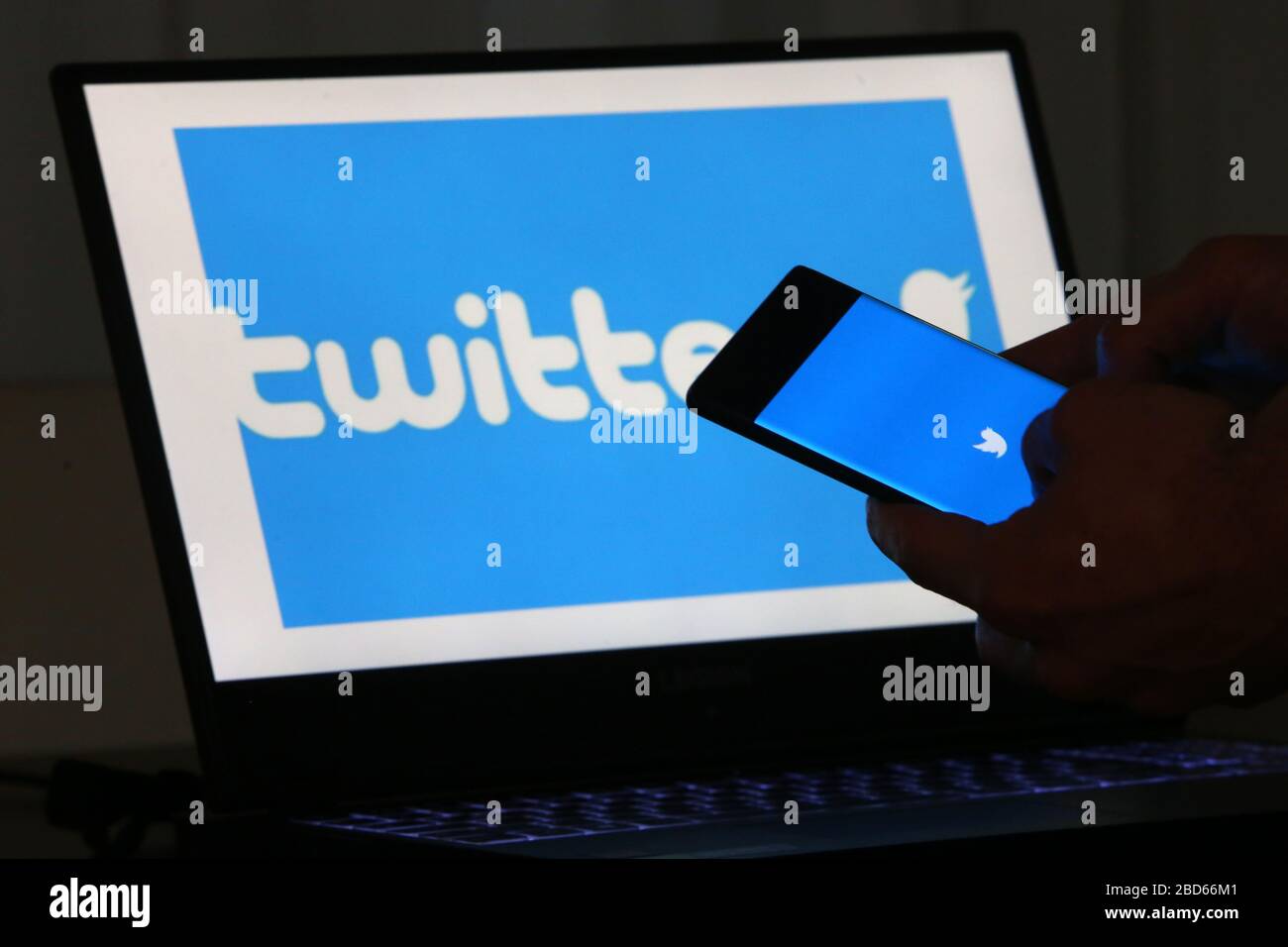 6 aprile 2020. Istanbul / Turchia. Persona che detiene un telefono cellulare con il logo Twitter sullo schermo. Foto Stock