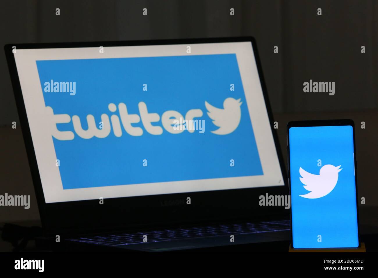 6 aprile 2020. Istanbul / Turchia. Persona che detiene un telefono cellulare con il logo Twitter sullo schermo. Foto Stock