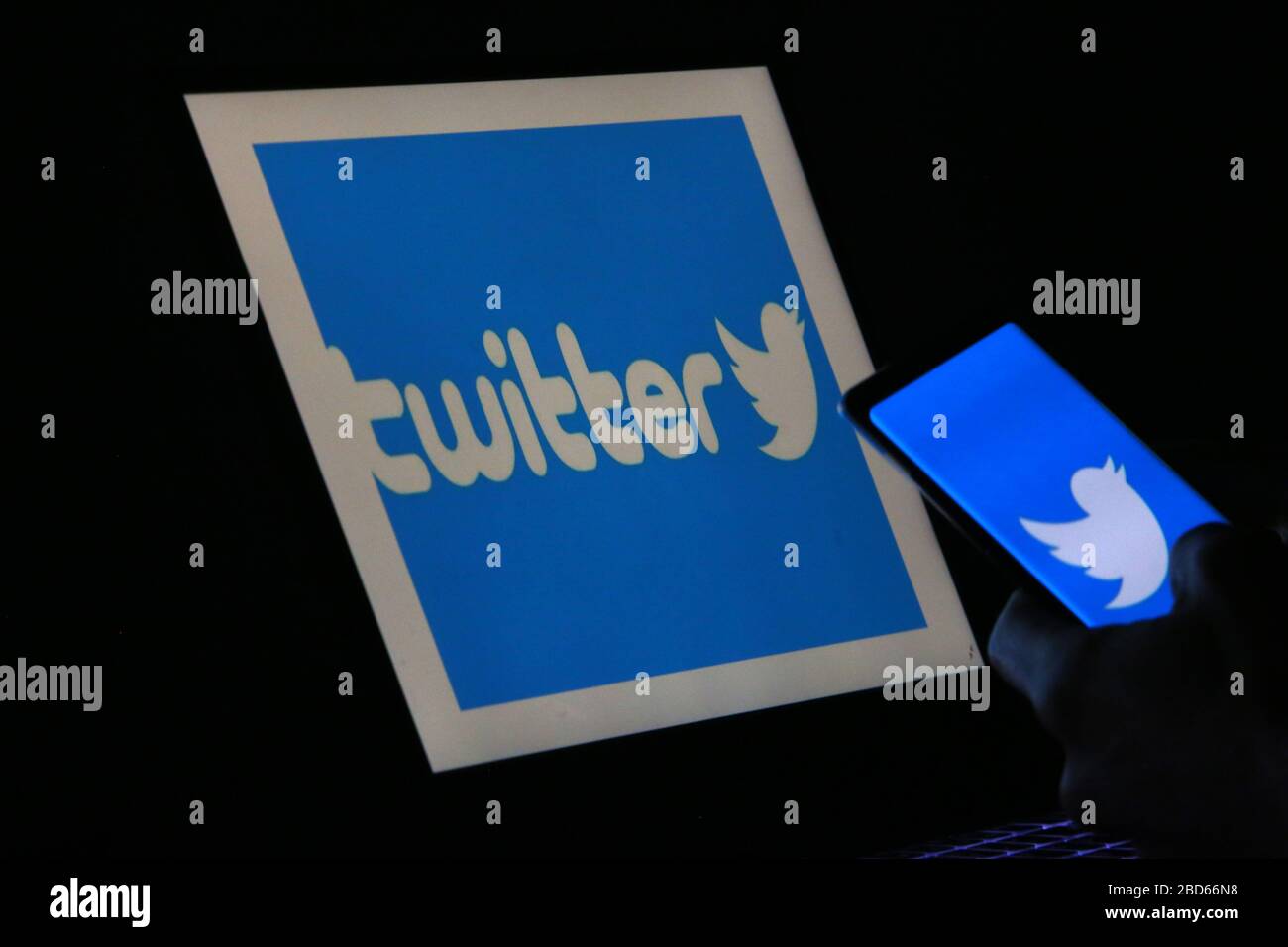 6 aprile 2020. Istanbul / Turchia. Persona che detiene un telefono cellulare con il logo Twitter sullo schermo. Foto Stock