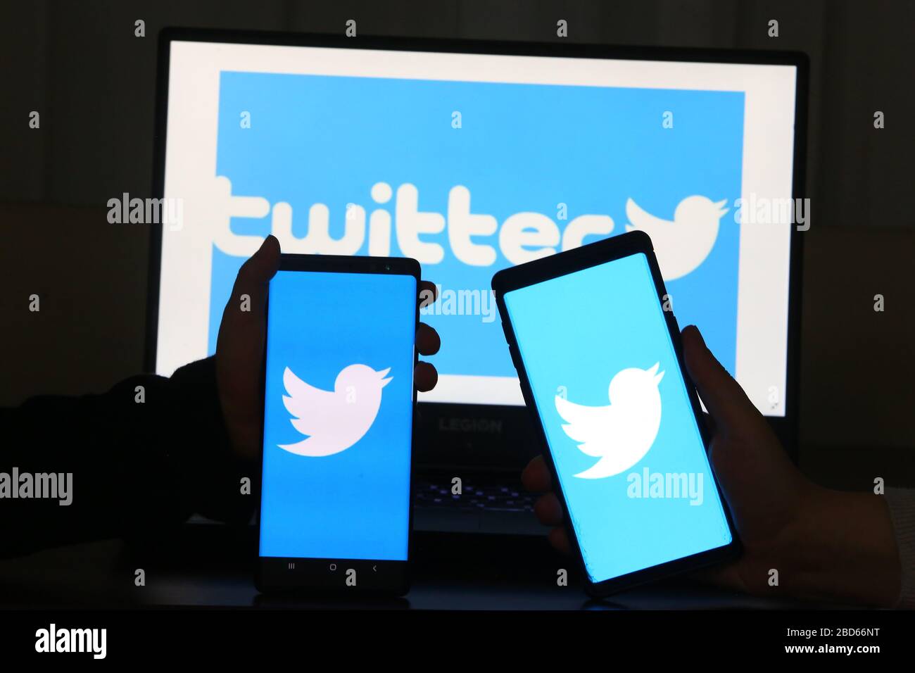 6 aprile 2020. Istanbul / Turchia. Persona che detiene un telefono cellulare con il logo Twitter sullo schermo. Foto Stock