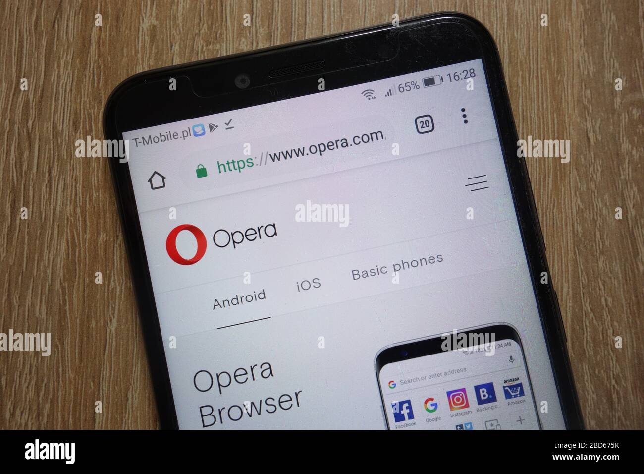 Sito Web Opera (www.opera.com) visualizzato sullo smartphone Foto Stock