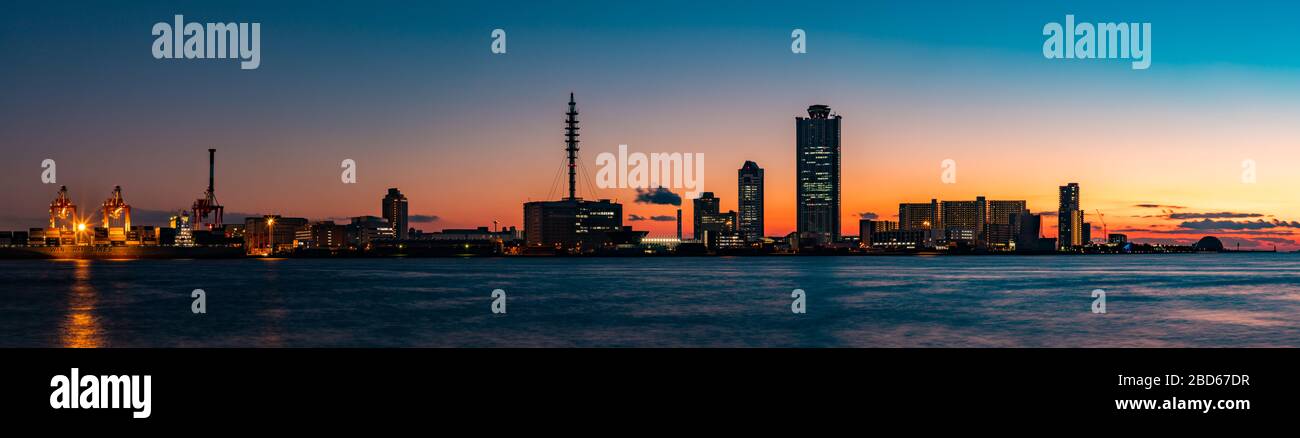 Un'immagine panoramica del tramonto sulla baia di Osaka e sul complesso CosmsSquare, come si vede dal Porto Diamond Point di Osaka. Foto Stock