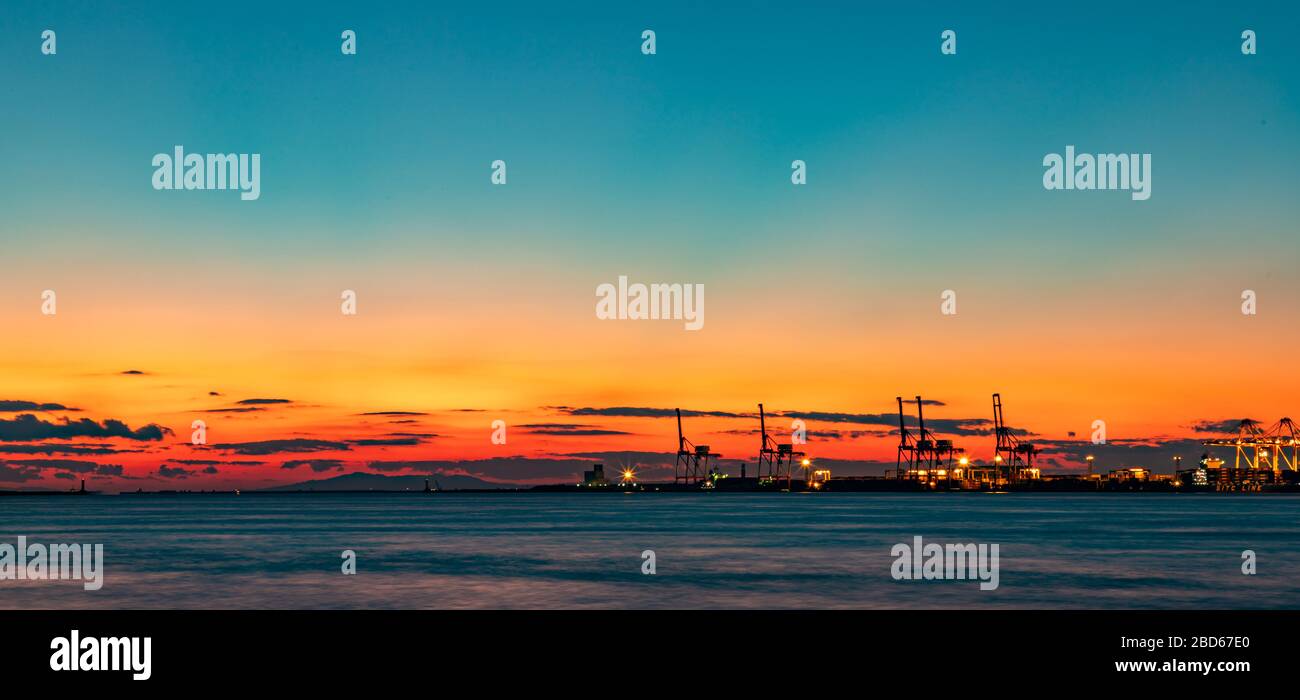 Un'immagine del sole che tramonta sulla baia di Osaka, come si vede dal Porto Diamond Point di Osaka. Foto Stock