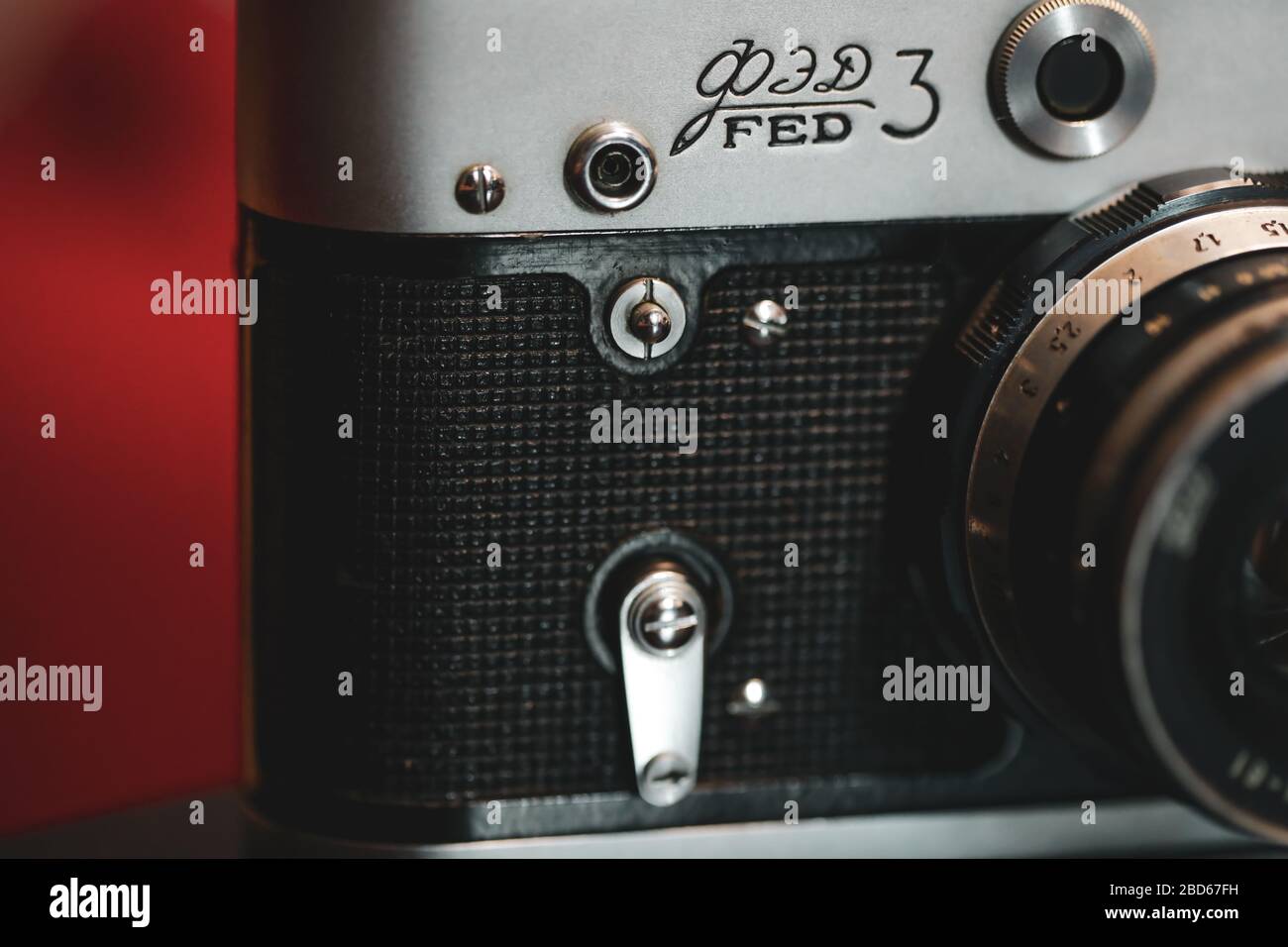 Bucarest, Romania - 7 aprile 2020: Dettagli e profondità poco profonda di immagine campo (fuoco selettivo) con la fotocamera F3 ucraino rangefinder vintage. Foto Stock