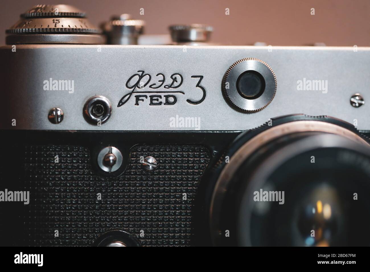 Bucarest, Romania - 7 aprile 2020: Dettagli e profondità poco profonda di immagine campo (fuoco selettivo) con la fotocamera F3 ucraino rangefinder vintage. Foto Stock