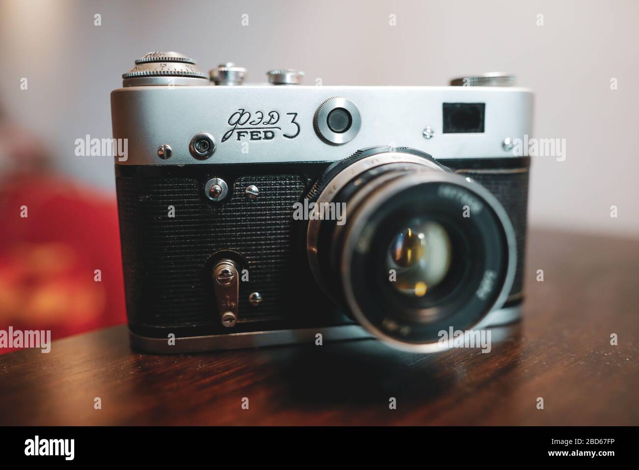 Bucarest, Romania - 7 aprile 2020: Dettagli e profondità poco profonda di immagine campo (fuoco selettivo) con la fotocamera F3 ucraino rangefinder vintage. Foto Stock