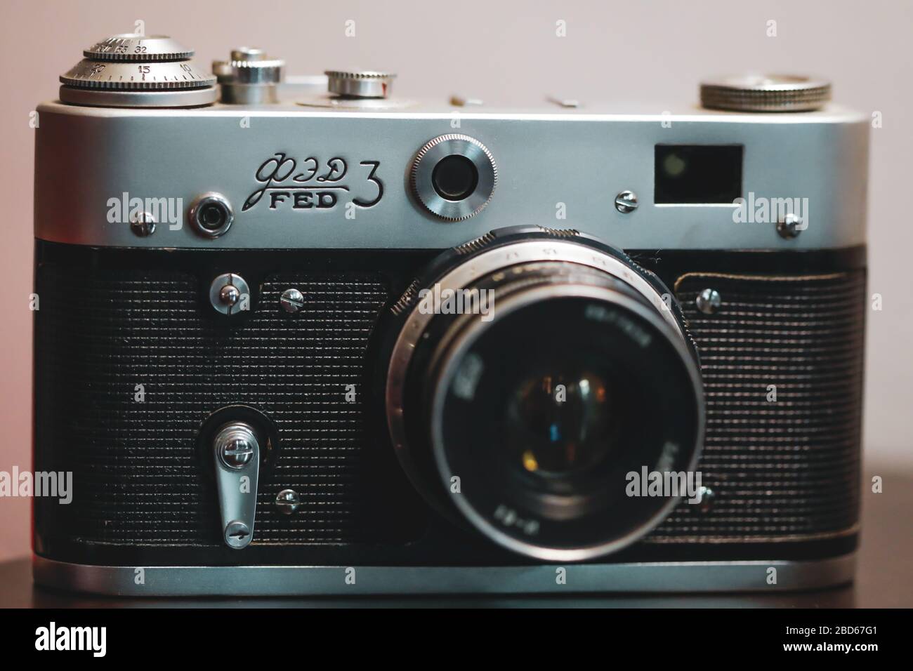 Bucarest, Romania - 7 aprile 2020: Dettagli e profondità poco profonda di immagine campo (fuoco selettivo) con la fotocamera F3 ucraino rangefinder vintage. Foto Stock