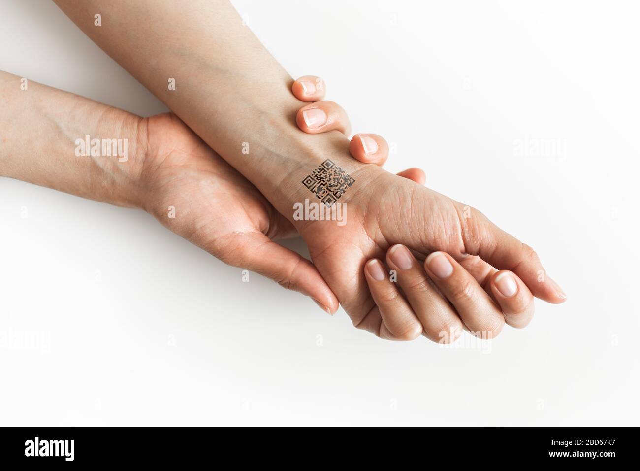 Mano con codice QR sul polso. Futuro del controllo politico della popolazione. Chipization di persone. Foto Stock